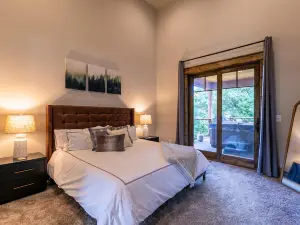 Hot Tub and Breathtaking Mountain Views - Charming Getaway