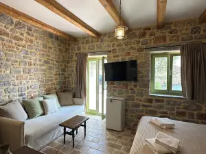 Arapis Rooms & Suites