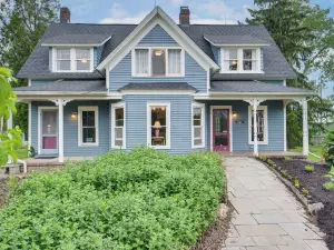 2 Mi to Chardon Square Spacious Farmhouse