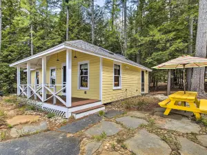 Lakefront Cottage Boat Dock, Patio and Kayaks!