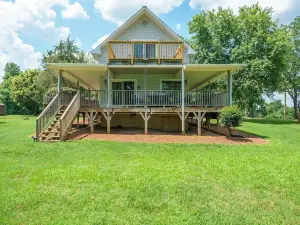 Charming Lakefront Cottage with Beach & Pier