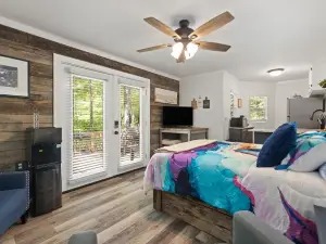 Luxury Hilltop Couples Cabin with Hot Tub &  Red River Gorge Views