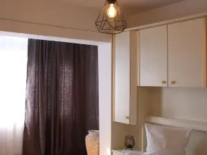 Charming 2-bedroom apartment in Tășnad with AC, WiFi, Smart Tv