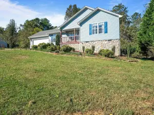 Charming 3-bedroom house with WiFi and AC in serene Morganton