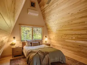 Off-Grid w/ Wood Fired Hot Tub - Modern and Cozy - 4 Kayaks Included - 90 Acres