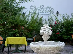 Logis Hôtel du Centre - Halte idéale en Cyclotourisme Avec Garage à vélos Clos