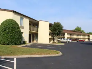 Red Roof Inn & Suites Monroe, NC