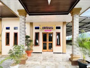 RedDoorz @ Gunari Guest House Merek Karo