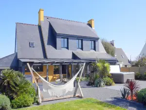 Holiday home with jacuzzi, Guisseny