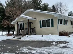 Quiet Lake with Kayaks and Direct Beach Access!