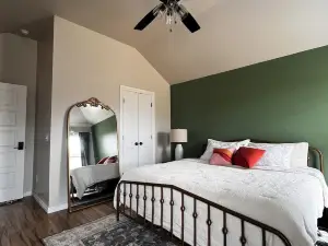 Modern Tranquility: Spacious 3BR Home, Near Transit & Shopping.
