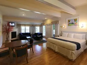 Colonial Inn Harbor Springs