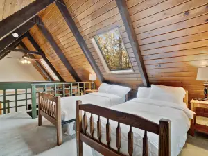 Beautiful cabin in the woods with river access & a private hot tub