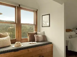 Breathtaking Views and Spacious Deck - Stunning Mountain Escape