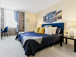 Downtown Lake Geneva-Coast to Coast |NYC and LA Themed Apartments |Onsite Parking |Heart of Main St