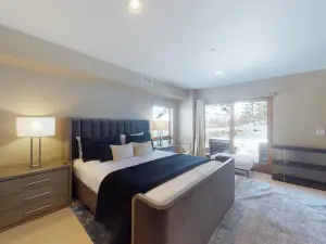 Luxury home with private hot tub - mountain views, gourmet kitchen & fireplace