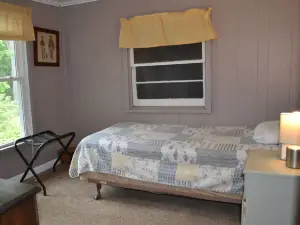 Waterfront Cottages near Lake George and Saratoga Springs