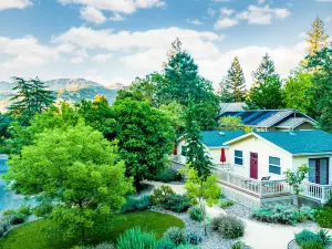 Aurora Park Cottages