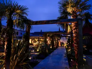 Le Petit Chateau & William de Percy