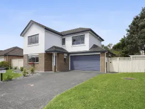 Spacious Family Home -Fully Fenced Yard