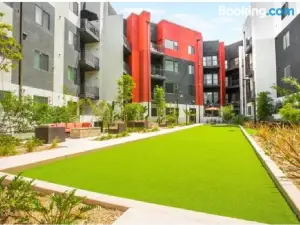 A-Class Lavish 2 Bed Apt in Woodland Hills CA