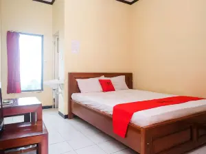 RedDoorz Near Candi Sukuh Karanganyar