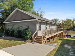 Lakefront Getaway: Dock, Kayaks, Fire Pit, 70" TV