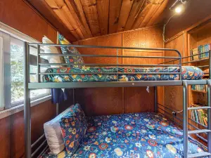 Atmospheric Cabin w/ Fireplace, Lovely Forest Setting & WiFi - Close to the Lake