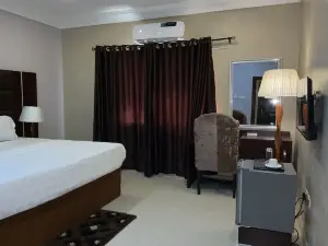 LIS Hotel and Suites