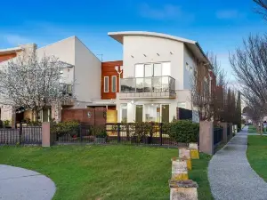 StayAU Pakenham Townhouse with Lakeview