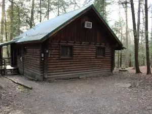 โฮมินี ริดจ์ เคบินส์ แอนด์ กิฟต์ช็อป