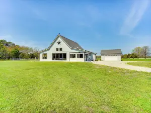 Stunning Chesapeake Bay Farmhouse w/ Dock & Kayaks