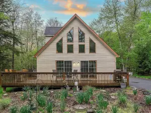 Chalet on Chalet by AvantStay Bright Cabin w Deck Fire Pit Near Lake