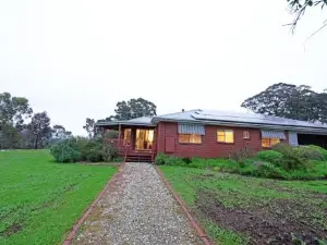 Heathcote Holiday Farmstay 5-BRM Villa with Pool BBQ