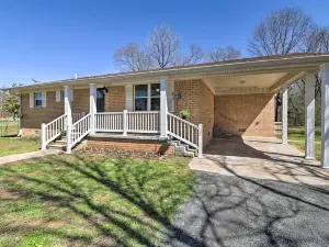 Greers Ferry Home w/ Yard, < 1 Mi to Marina!