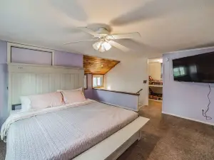 Charming Cottage w/ Lake Access and private Fire Pit