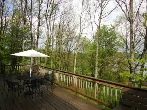 Lago House - Lakefront Home w/ WFH High-Speed WiFi, Hot Tub & Boats