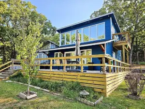 The Pettit Bay Hideaway - Lakeview, Pool, Wifi, Large Deck, Firepit, and More!