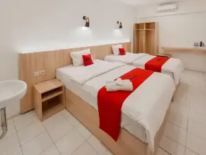 RedDoorz at Grand Mirza Near Pasar Grosir Batik Setono Pekalongan