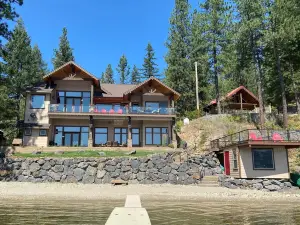 Private lake house on Deer Lake