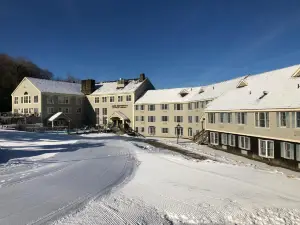 Stunning Mountain Views and Year-Round Amenities - Stylish Country Haven