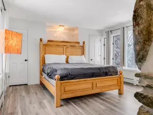 Three-Level House Near Skiing w/Free WiFi, Private Washer/Dryer, Gas Fireplace