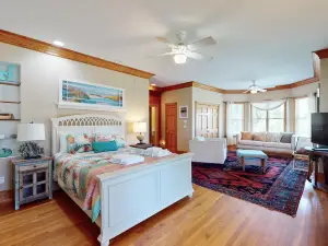 Soundside house In Corolla with hot tub & walk to beach - dog-friendly