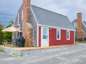 Oceanside Serenity and Scenic Sunsets - Charming Coastal Retreat