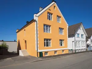 Central Guest House - Bedroom with Private Bathroom
