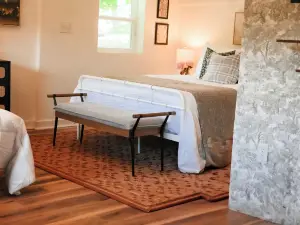 Cozy Lakefront Cottage with Hot Tub on 25-Acre Private Retreat