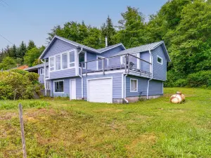 Seiku Vacation Rental w/ Deck & Ocean Views