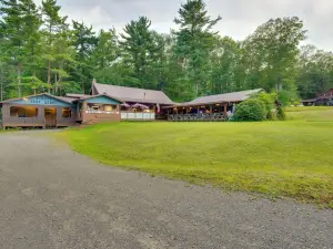 Handcrafted Log Cabin in Candor: Group Getaway!