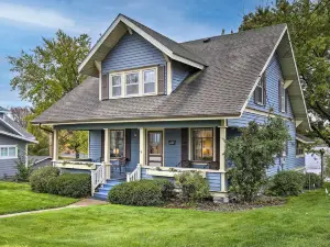 Historic Cumberland Home on Beaver DAM Lake!
