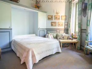 Villa in Grimaud near Tennis Court & Pool